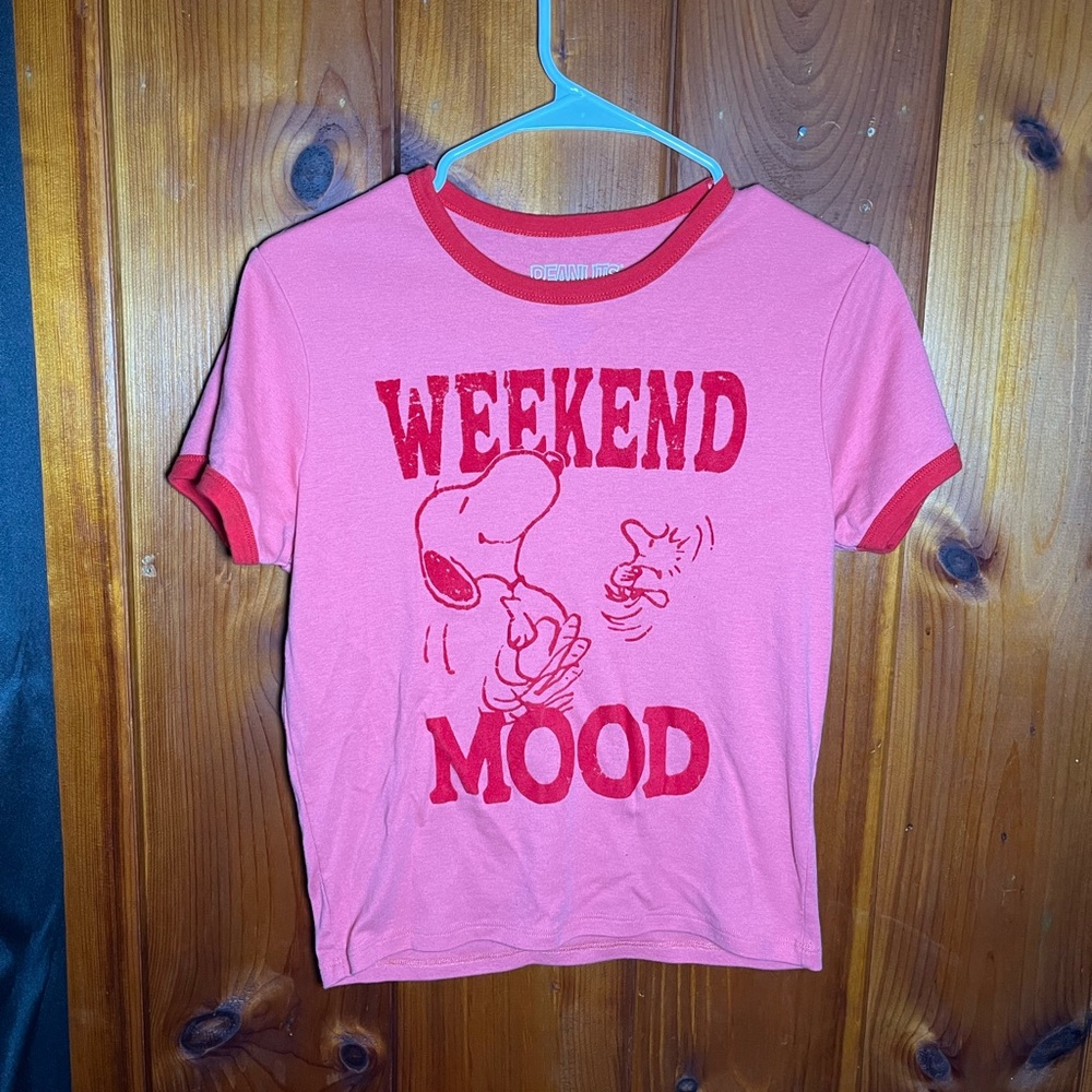 This pink ish red snoopy shirt is in great condition! It’s an extra large